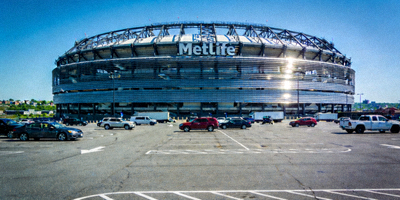 纽约/新泽西MetLife体育场外部全景，巨大的椭圆形钢结构与宽敞的停车场