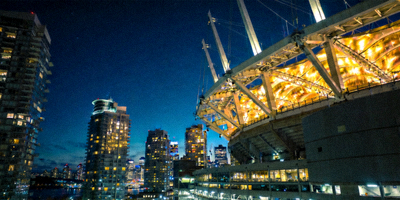温哥华BC Place体育场外部夜景，其独特的可开合屋顶在灯光下熠熠生辉